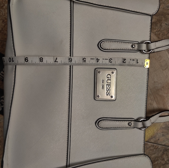 Guess Tote with zipper & 4 internal pockets. - Picture 4 of 9